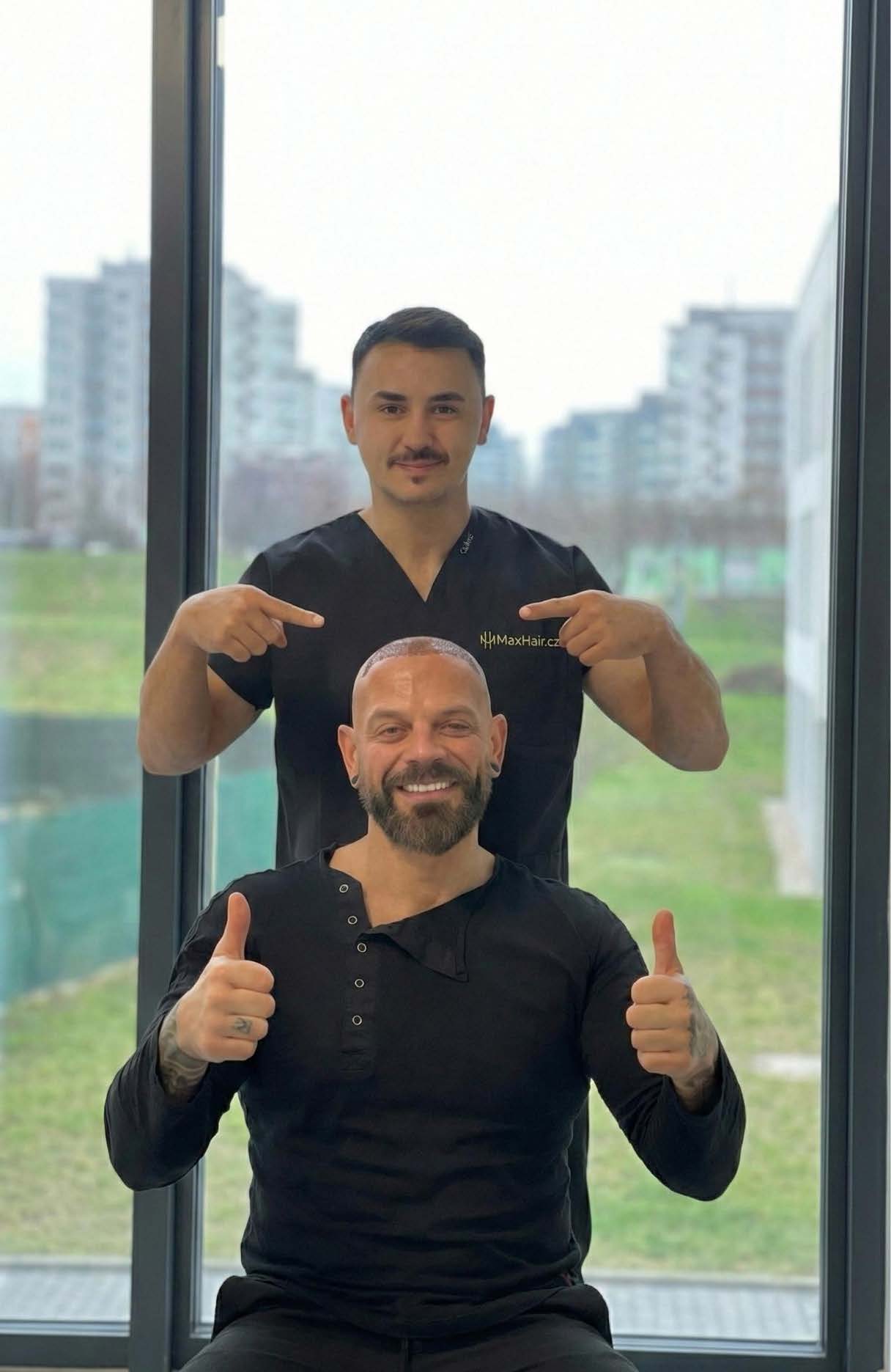 Spokojený klient MaxHair po transplantaci vlasů